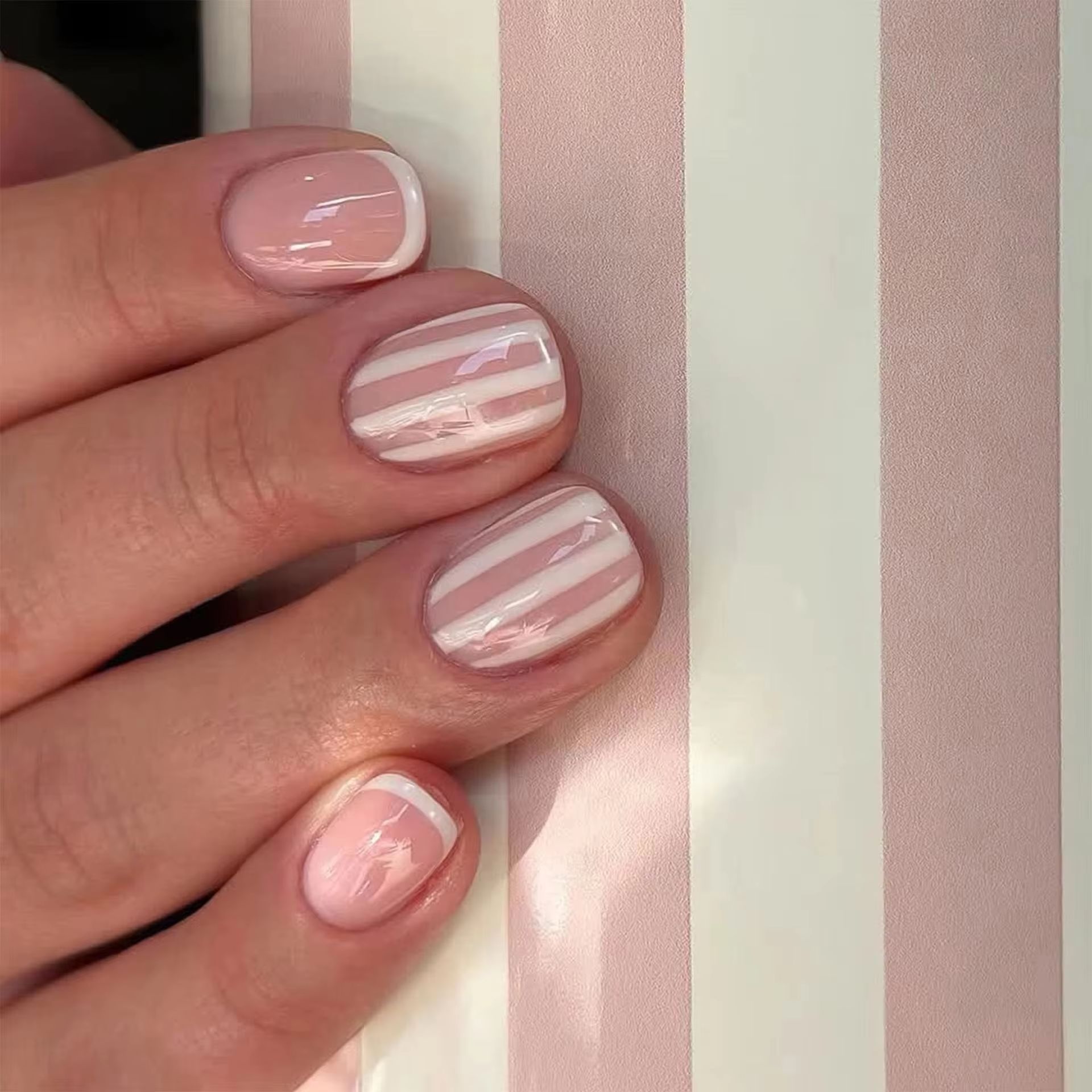 Nail Art Simple - 24 faux ongles courts carrés blancs